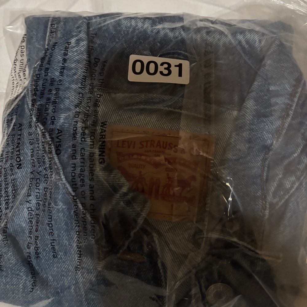 Levi's Classic Blue Denim Jacket - Picture 8 of 8